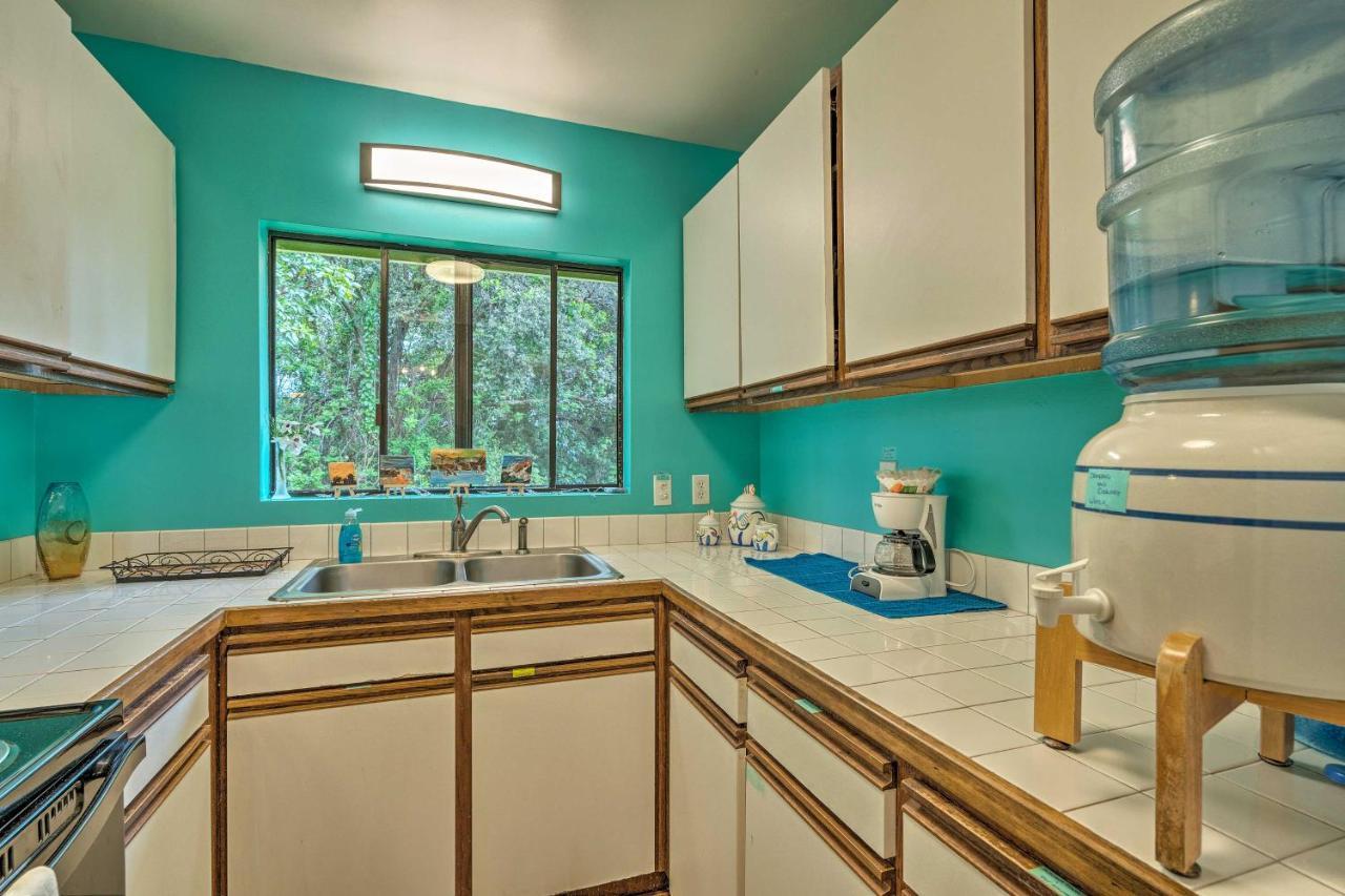 Peaceful Abode With Deck, 13 Mi To Black Sand Beach! Naalehu Exteriér fotografie
